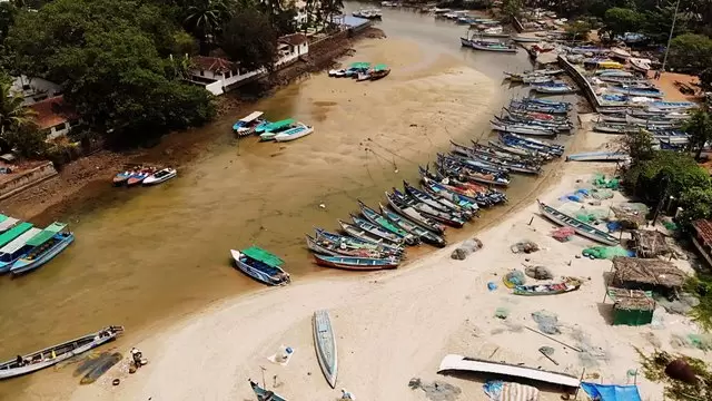 渔夫村河边的渔船航拍视频素材插图