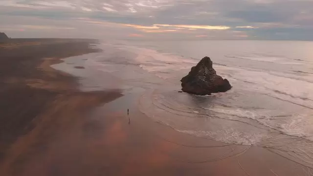 新西兰卡雷凯尔海滩的日落航拍视频素材插图