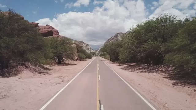 阿根廷萨尔塔的道路航拍视频素材插图