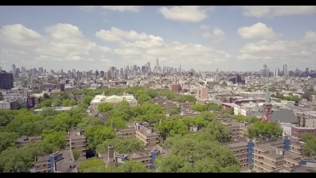 晴朗的城市航拍景观视频素材插图