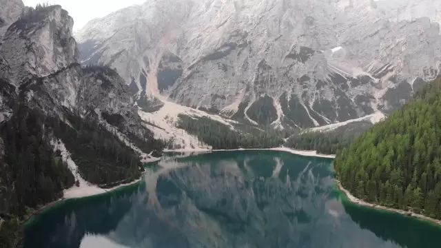 意大利雪山和湖泊航拍视频素材插图