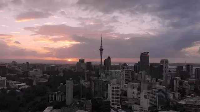 新西兰奥克兰的日落航拍视频素材插图