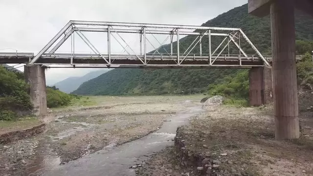 山里的河流航拍视频素材插图