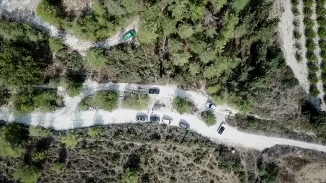吉普公路旅行航拍视频素材插图