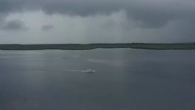 在湖上航行的摩托艇航拍视频素材插图