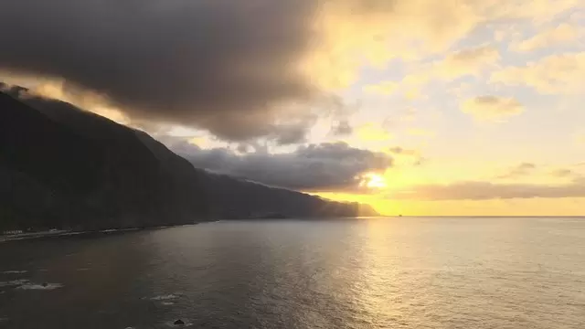 海岸线附近多云的日落航拍视频素材插图