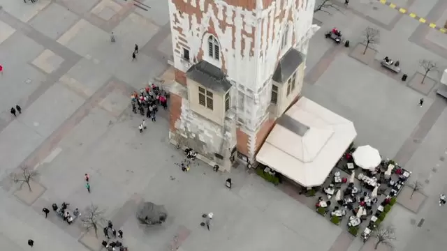 克拉科夫的市政厅塔航拍视频素材插图