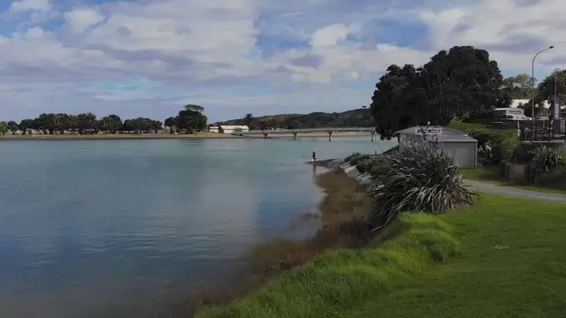 在新西兰的一个湖泊中钓鱼航拍视频素材插图