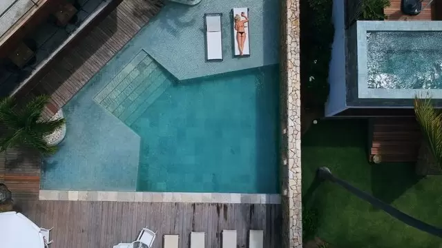 别墅附近的室外游泳池航拍视频素材插图