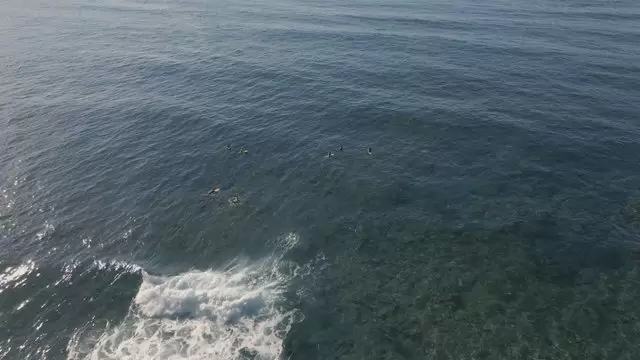 乘着海浪的冲浪者航拍视频素材插图