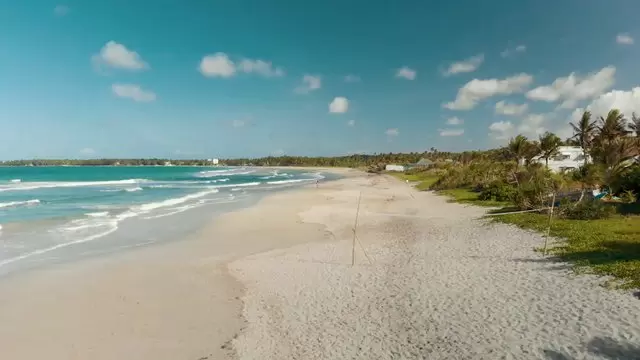 沙滩上的排球网航拍视频素材插图