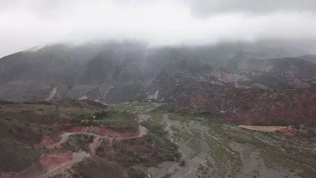 阿根廷萨尔塔的一条岩石路航拍视频素材