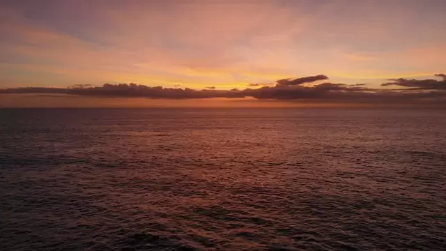 新西兰月亮海滩的日落航拍视频素材