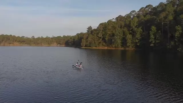 朋友在墨西哥的湖上划独木舟航拍视频素材插图