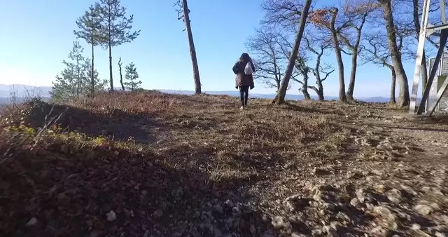在山顶徒步旅行的女人背影航拍视频素材插图