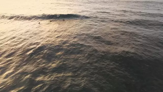日落时海上冲浪航拍视频素材插图