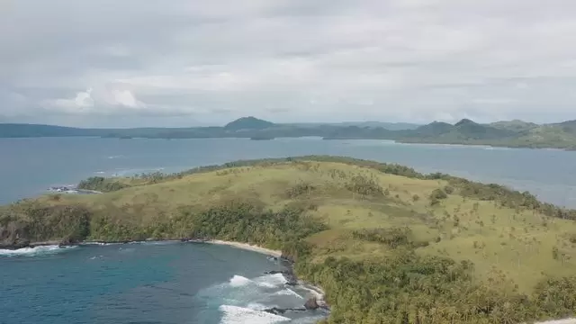 海上的小岛屿半岛航拍视频素材插图