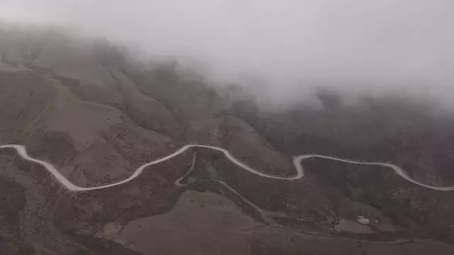 阿根廷萨尔塔的迷雾山脉航拍视频素材插图