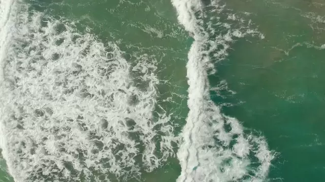 完美的波浪海浪航拍视频素材插图
