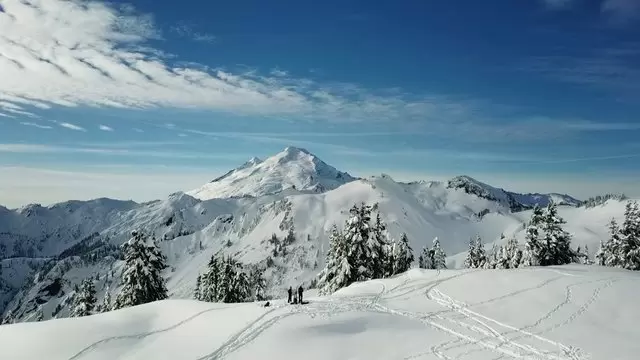 雪山上滑雪航拍镜头视频素材