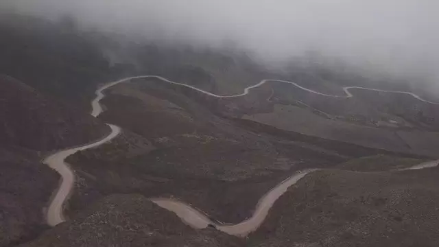 阿根廷萨尔塔雾中的山脉航拍视频素材插图