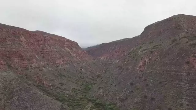 阿根廷萨尔塔的岩石景观航拍视频素材插图