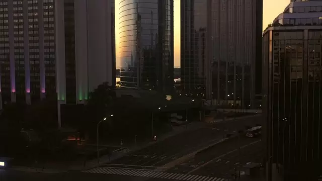 城市航拍夜晚的布宜诺斯艾利斯的摩天大楼视频素材