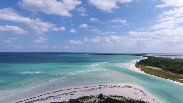 海洋全景海边晴朗的天气航拍视频素材插图