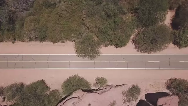 阿根廷萨尔塔的一条道路航拍视频素材插图