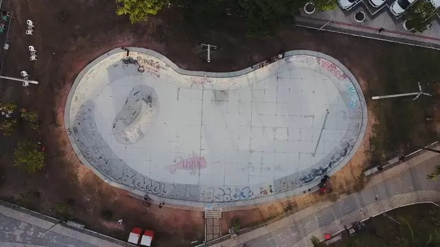 滑板公园俯视图航拍视频素材插图