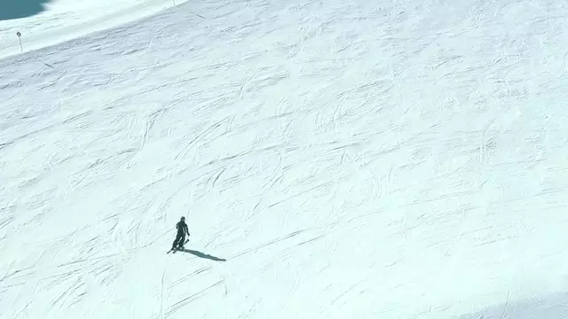 下坡滑雪的人航拍视频素材插图