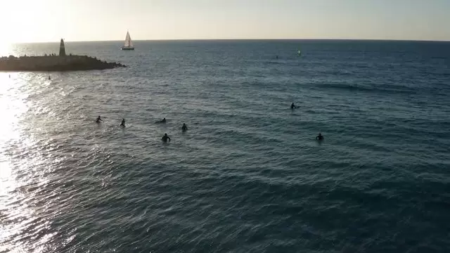 冲浪者等待海浪视航拍频素材插图