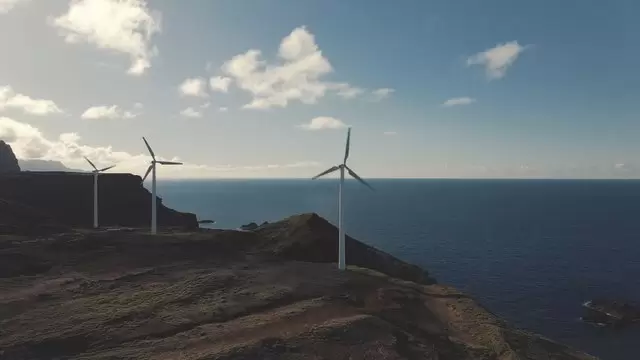 马德拉岛的风力发电机组航拍视频素材插图