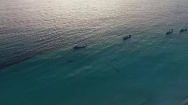 海洋中的船只航拍视频素材插图