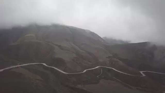 雾笼罩的山脉航拍视频素材插图