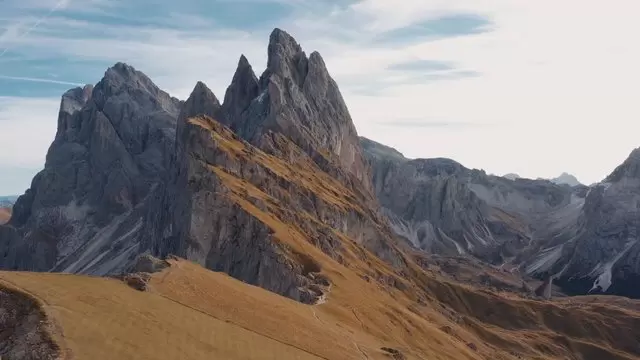 航拍俯瞰群山岩石山脉视频素材插图