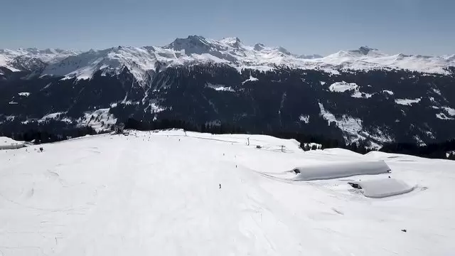 在山上滑雪航拍视频素材插图