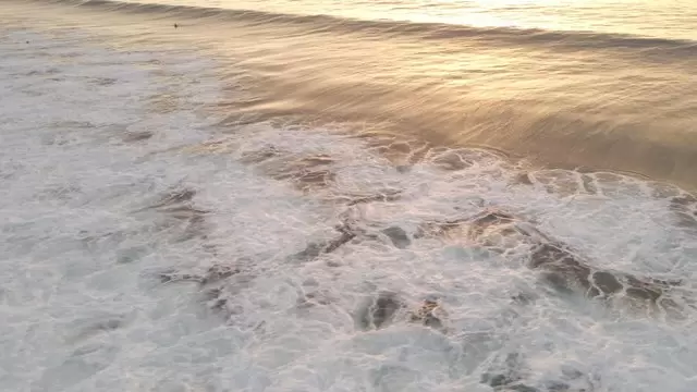 夕阳下的海浪航拍视频素材插图
