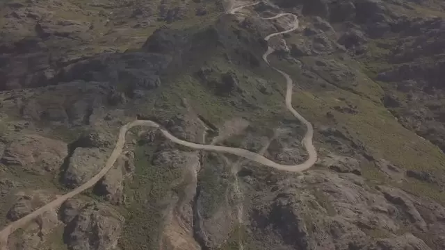 阿根廷科尔多瓦山区的道路航拍视频素材插图