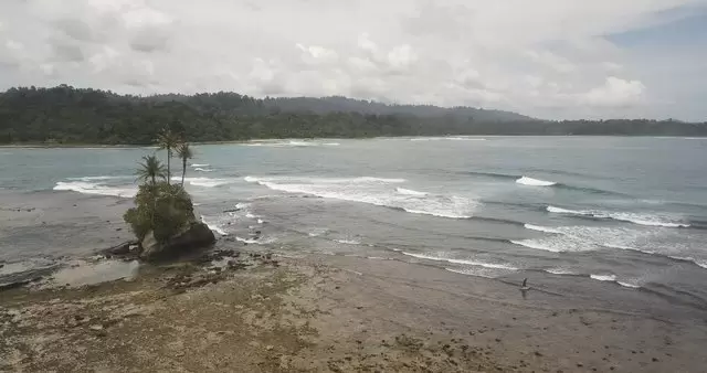 荒岛附近的冲浪者航拍视频素材插图