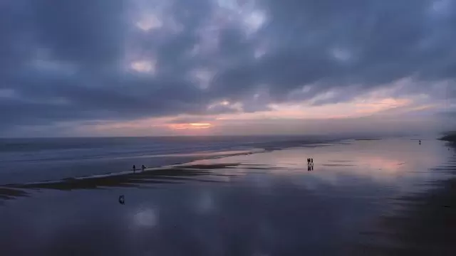 穆里瓦海滩上的海面紫色日出航拍视频素材插图