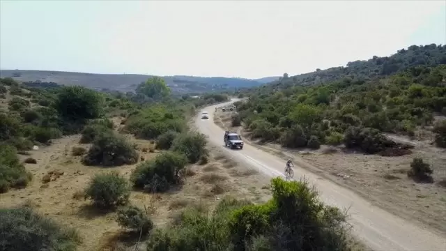 越野汽车在山林小路驾驶航拍视频素材插图