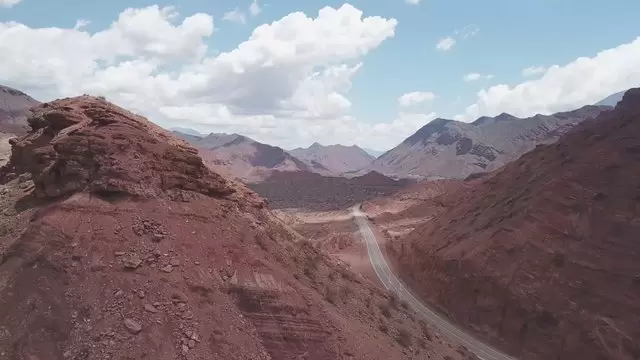 阿根廷萨尔塔红岩之间的道路航拍视频素材