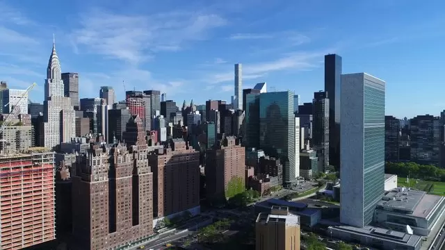 城市摩天大楼航拍视频素材插图