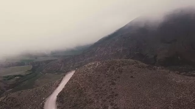 阿根廷萨尔塔的迷雾岩石航拍视频素材插图