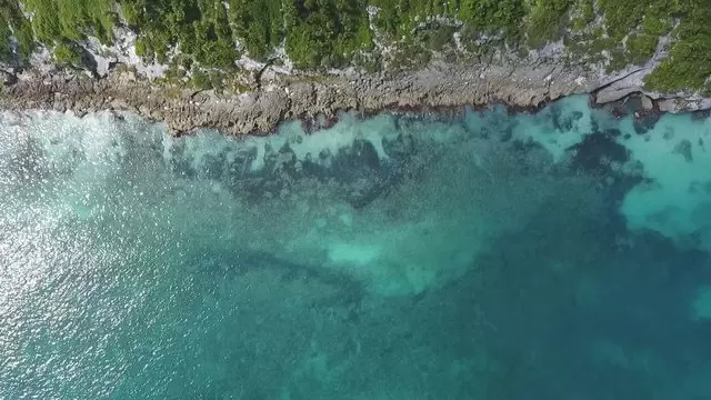 蔚蓝的大海航拍俯视图视频素材