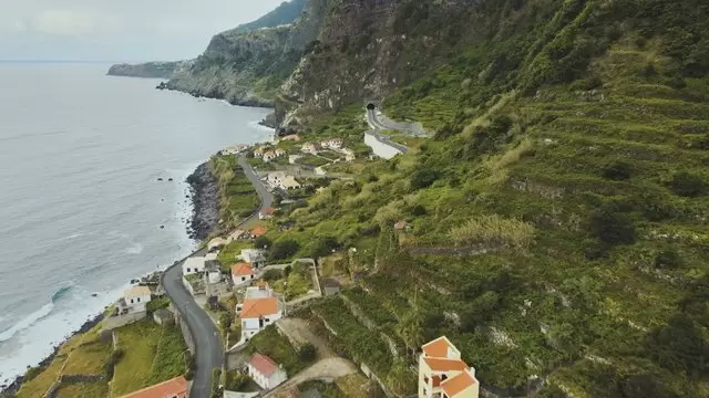 海岸线村附近的空高速公路航拍视频素材插图