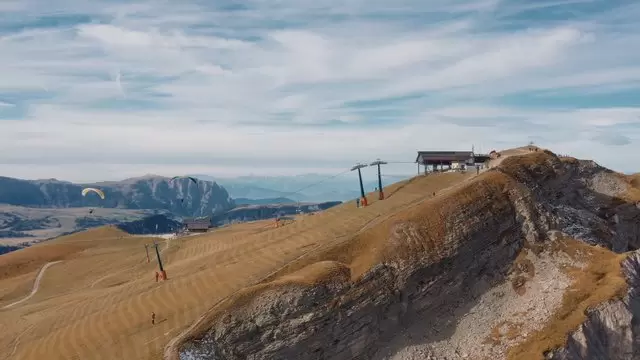 在山上滑翔伞航拍视频素材插图