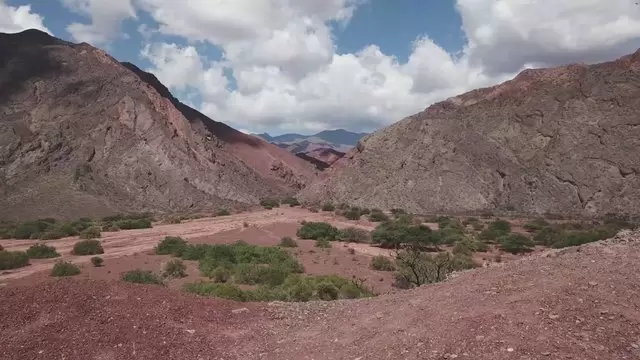 阿根廷萨尔塔的沙漠岩石航拍视频素材插图