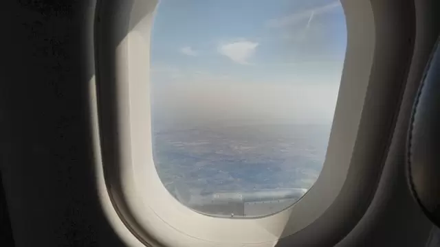 从飞机小窗口看城市视频素材插图